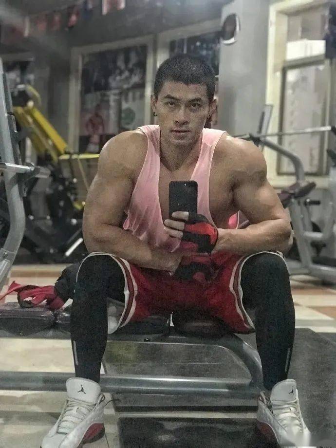 一位肌肉猛男,健体高手他在健身之前却是一副排骨画风体重不到120斤