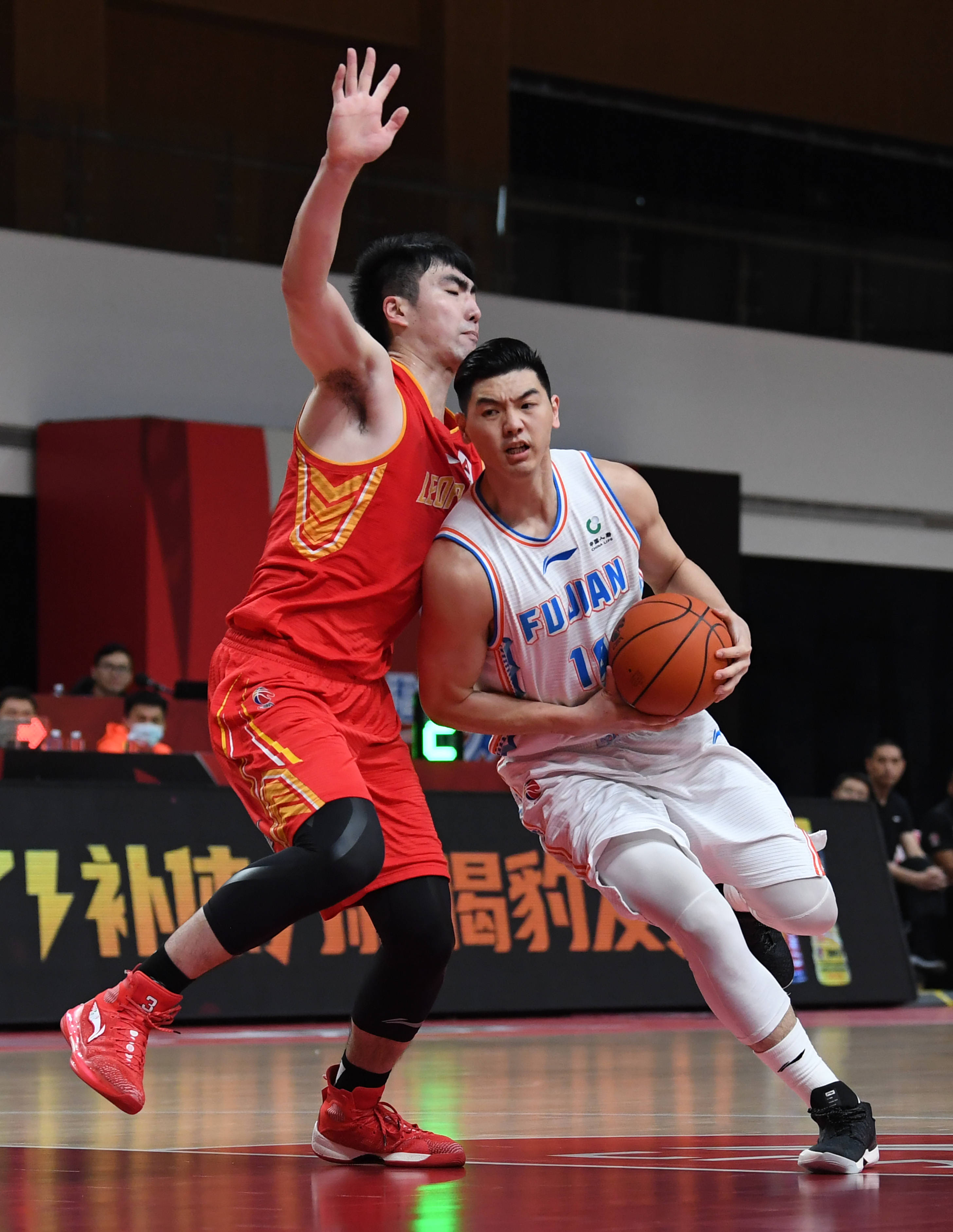 篮球cba第一阶段福建豹发力对阵深圳马可波罗