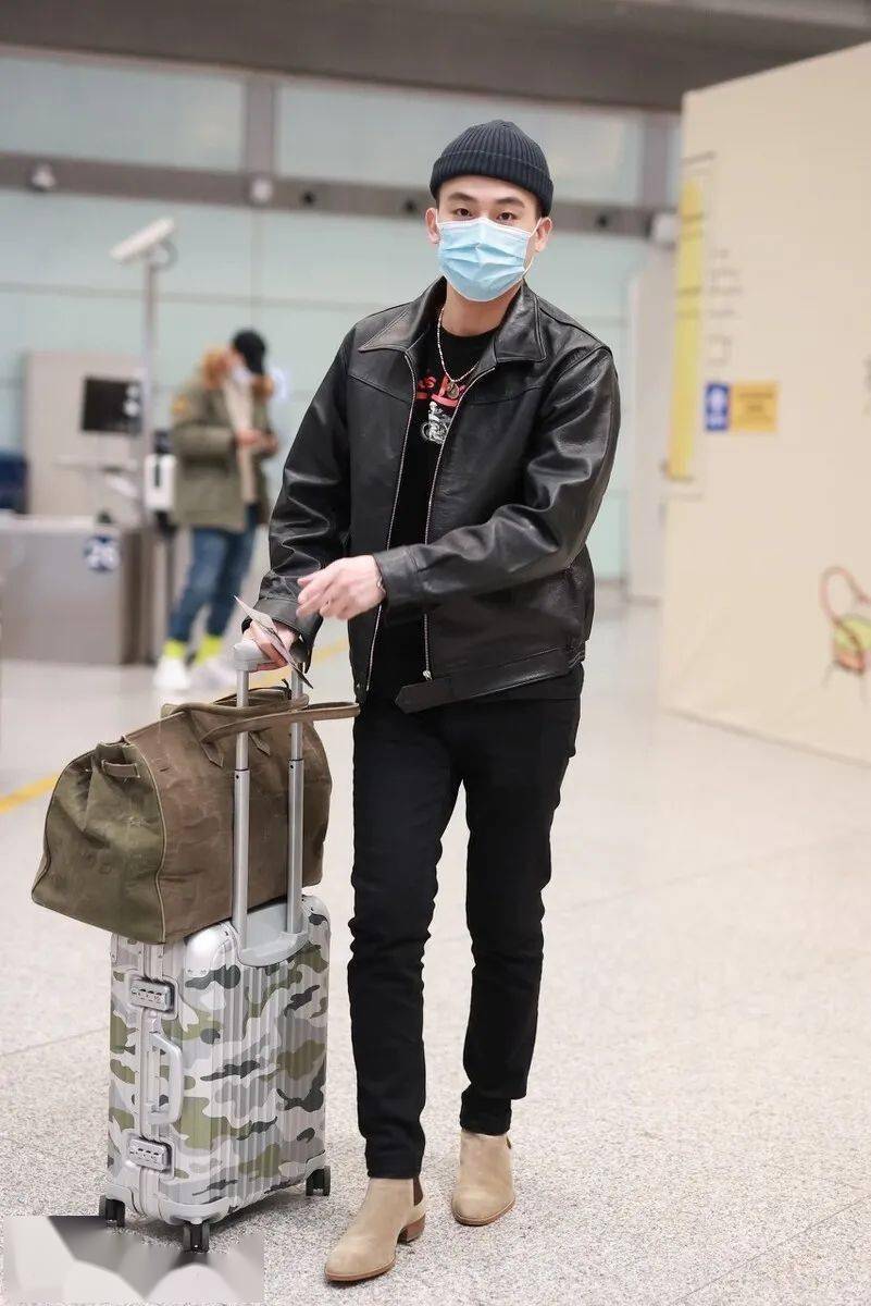 欧豪的这身出行搭配便是几乎全黑的样式,当然除了占比面积较少的鞋子