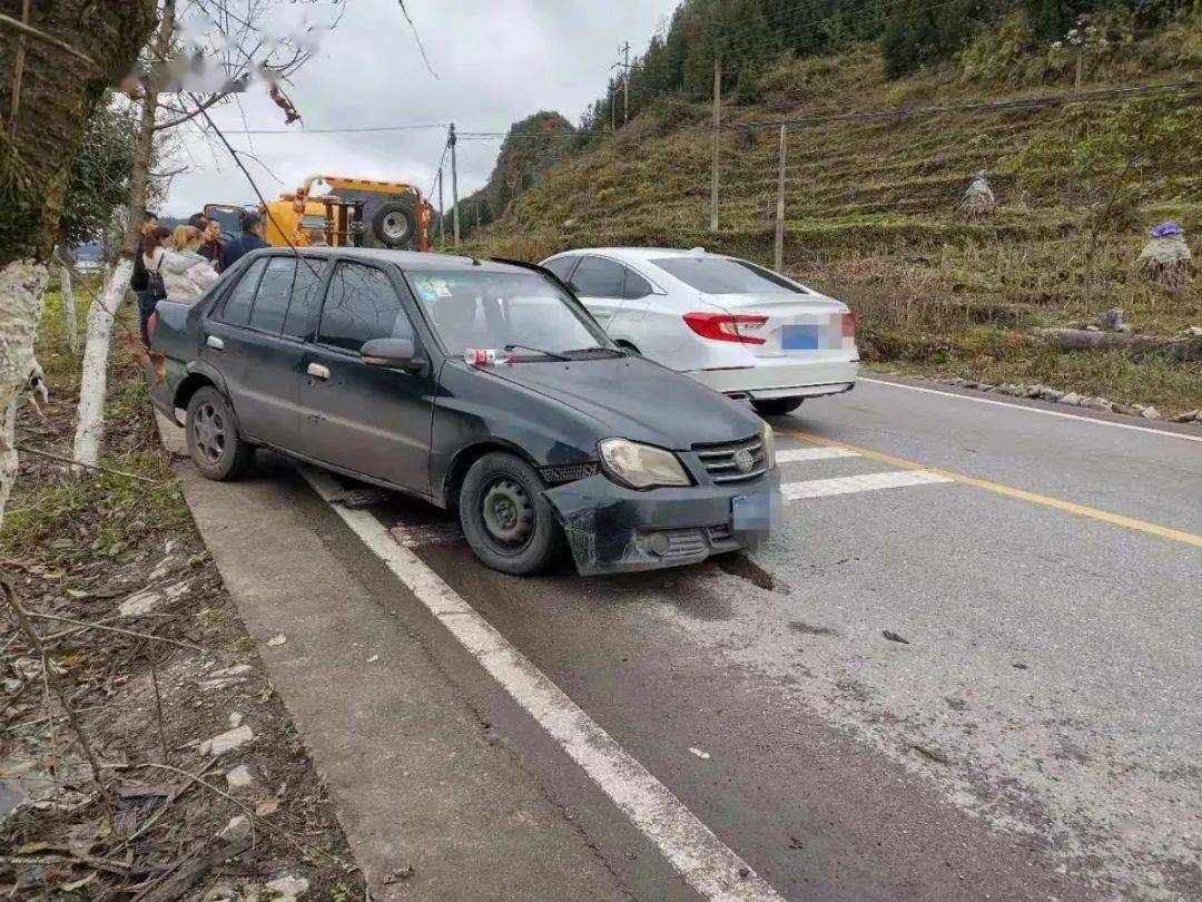 不要命六枝特区官寨荒坝附近一驾驶员在弯道逆向行驶且强行超车造成两