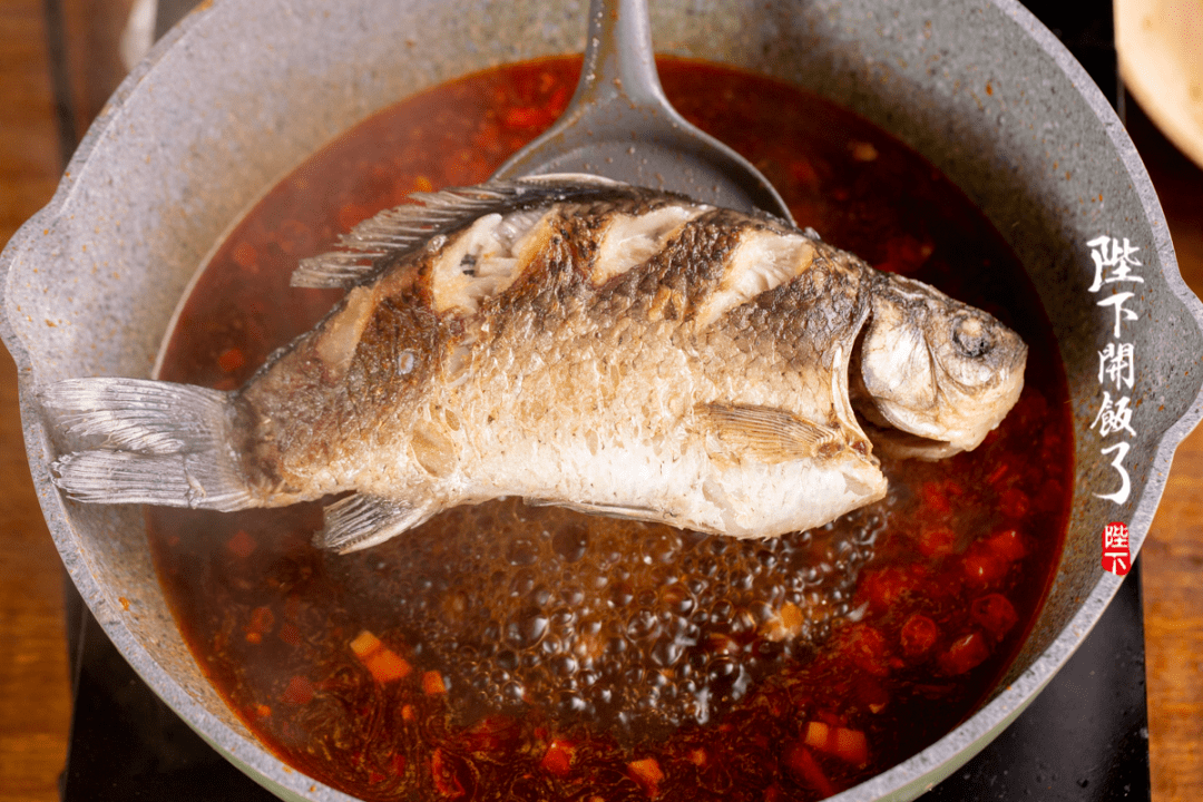 煎鱼不是掉皮就是粘锅?做完美红烧鱼的技巧,我教你呀!