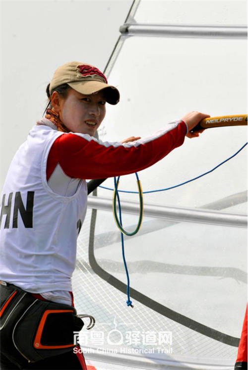 (新华社记者朱峥/摄)11月16日,中国女子 rs:x 帆板运动员孙萨萨在比赛