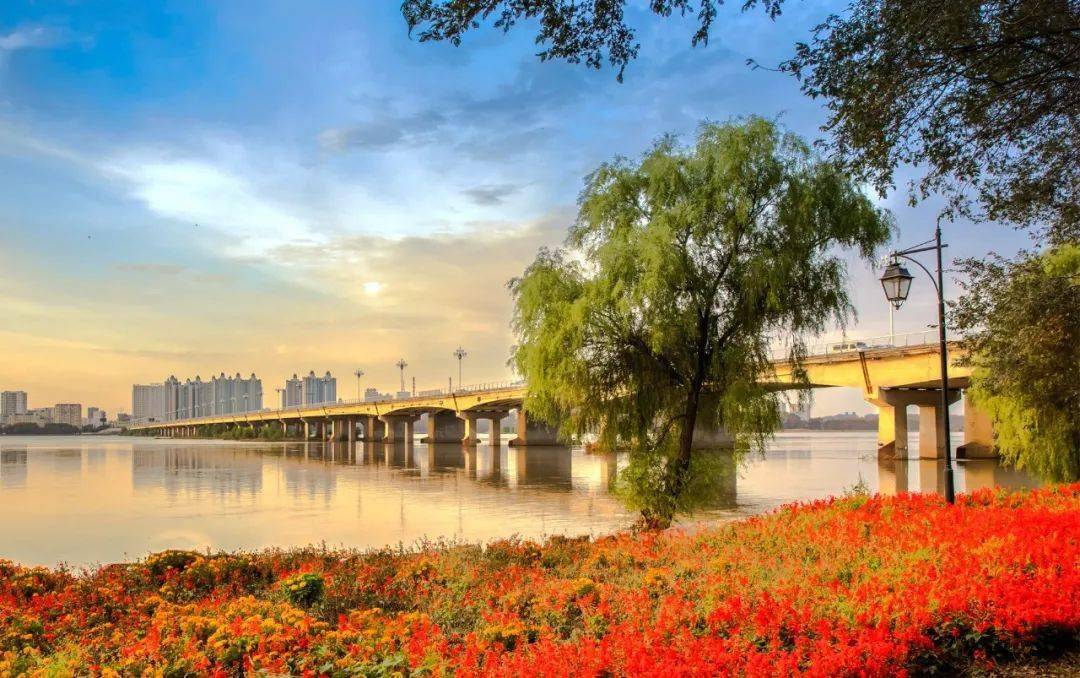 随着松原市的城市经济日益发展,车流量逐年增加,市区内仅一座桥梁已