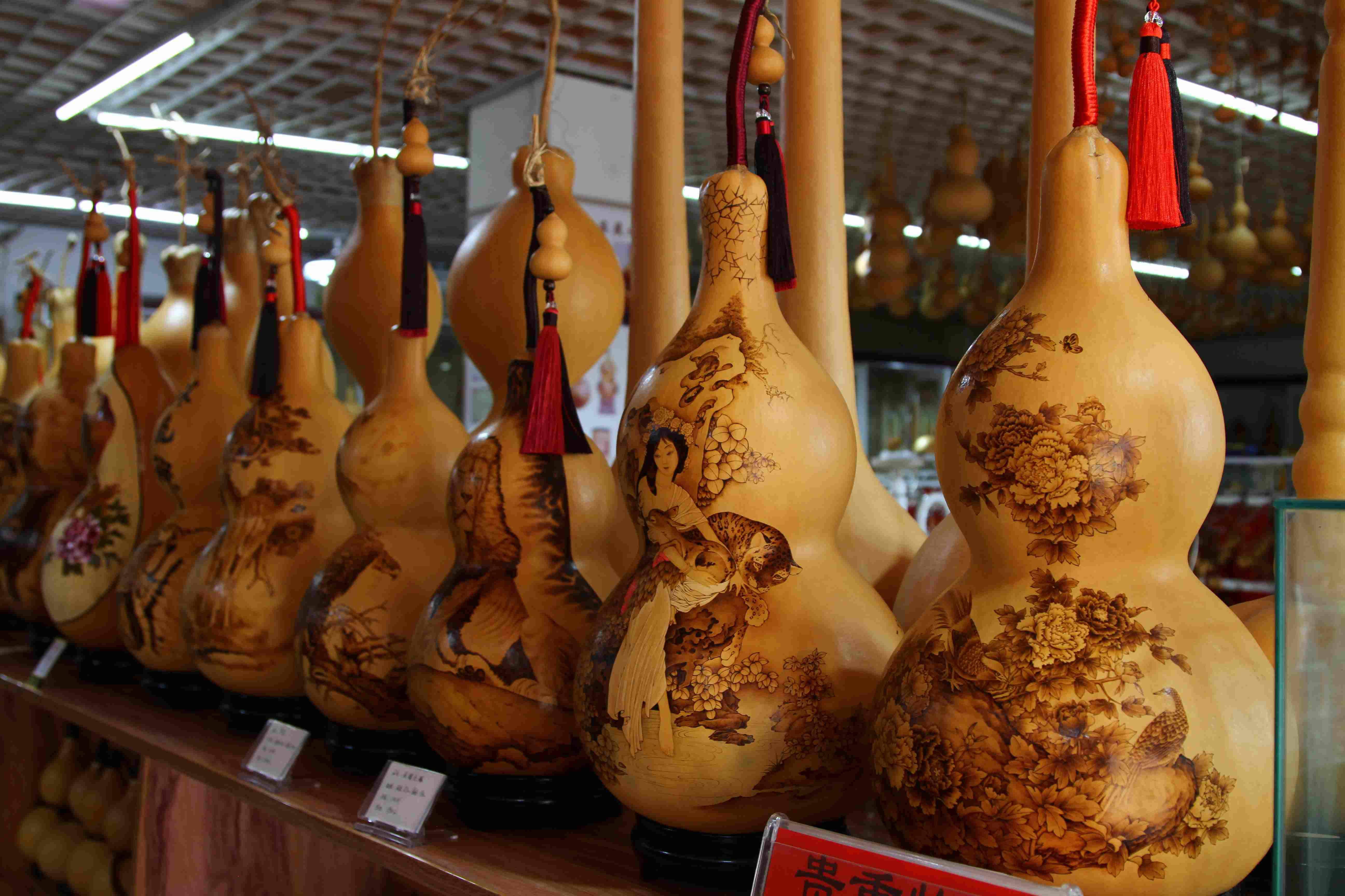 对于葫芦的种类也是多种多样的,不同的葫芦决定了它独特的雕刻方式及