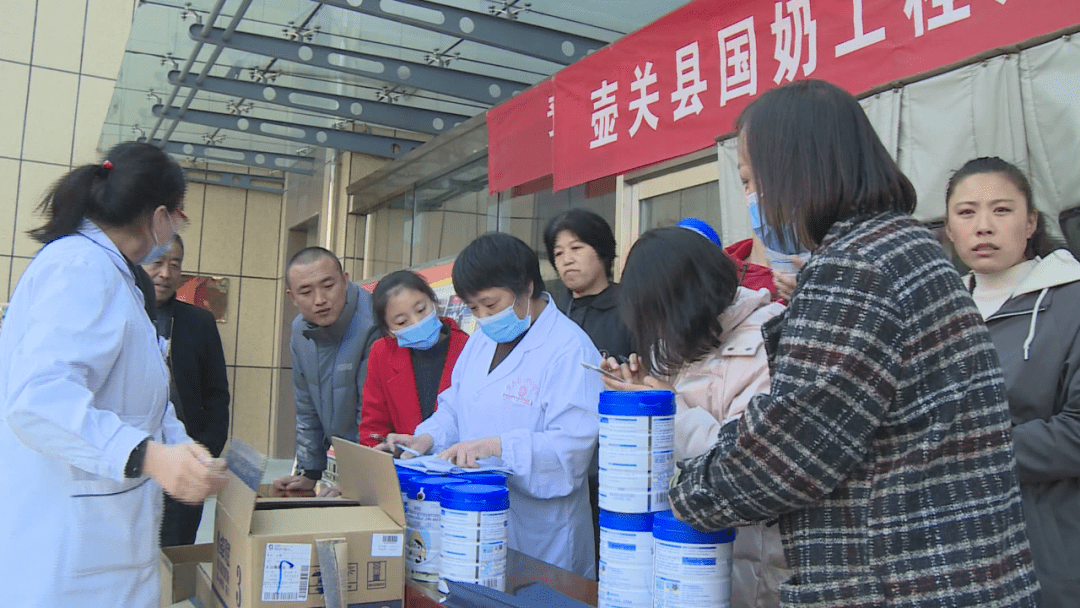 壶关:187户家庭领到"国奶工程"项目奶粉