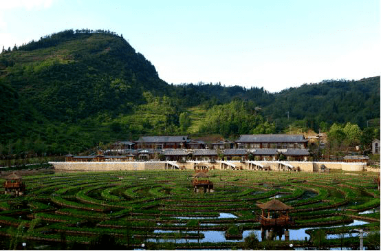 盘州旅游藏在山间的民宿九峰莲池