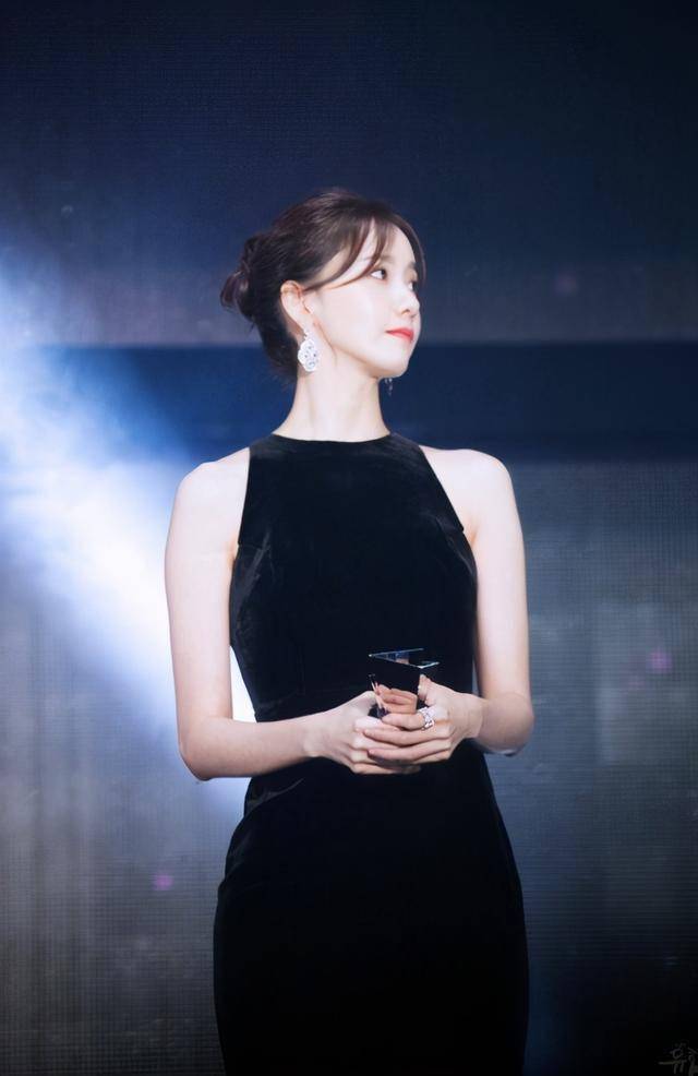 韩国公认好人品林允儿穿上黑色贴身礼裙窈窕身材直女看了心动