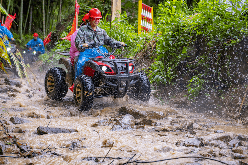 丛林越野车骑上四轮摩托越野带你感受感受什么叫真正的越野空旷山地任