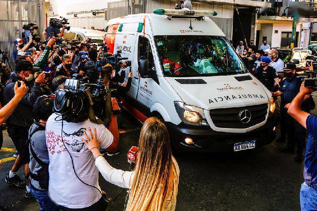 几天前刚刚步入花甲之年的阿根廷球王马拉多纳在接受头部脑血栓手术后