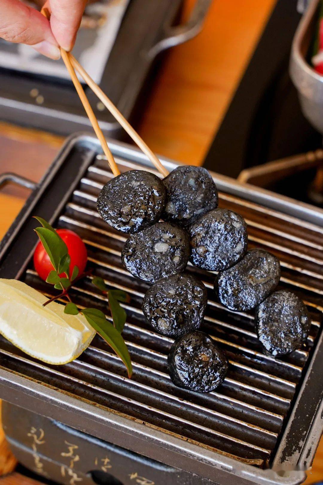 烤墨鱼香肠里面的蟹肉还是依然非常的丰富,浓郁的芝士搭配蟹肉拿起