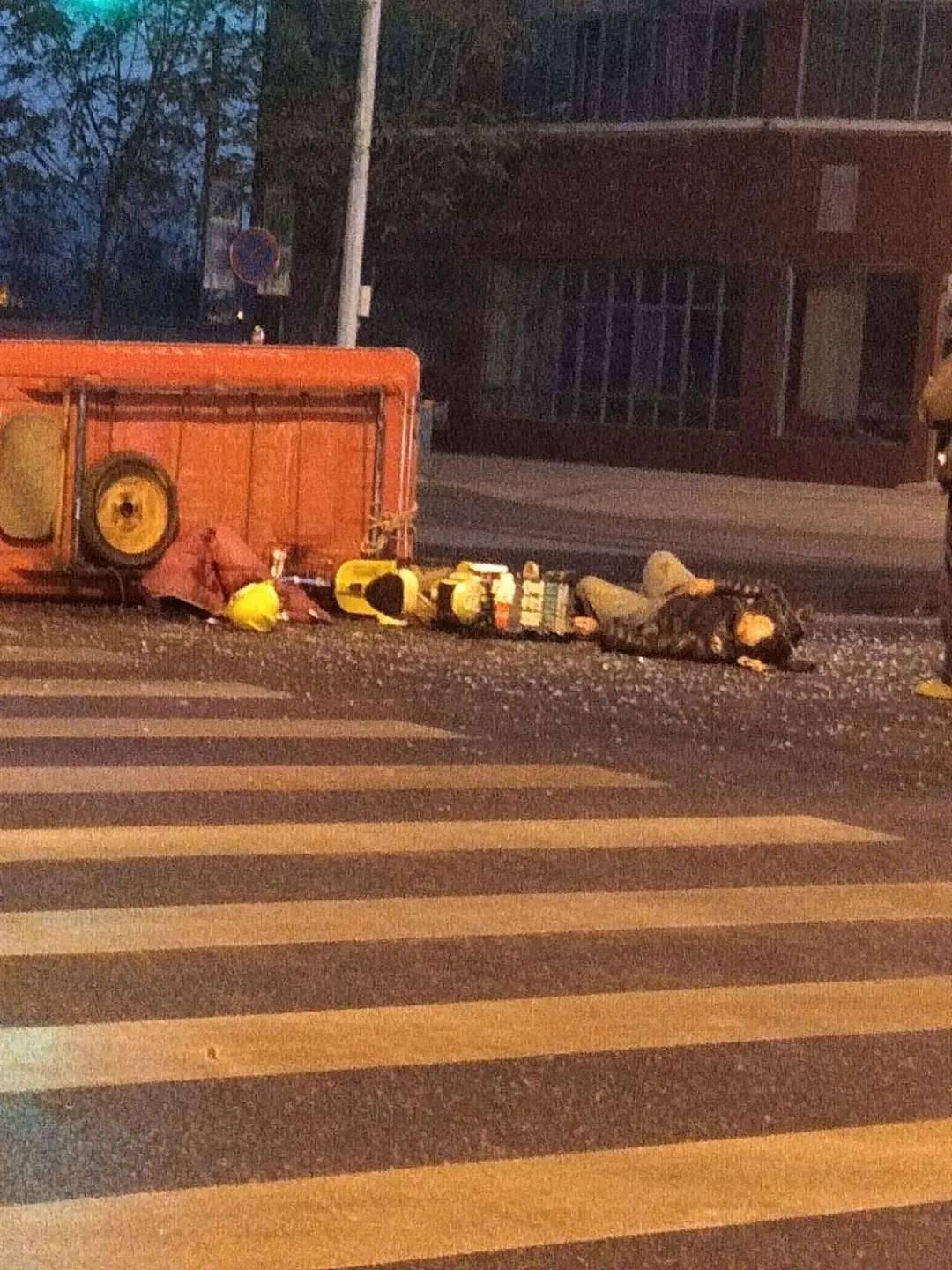 洋河南大街车祸一人倒地不起满地碎玻璃