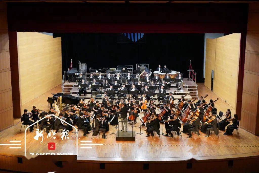 11 月 11 日晚,哈尔滨交响乐团亮相深圳西乡会堂,在指挥于学锋的带领