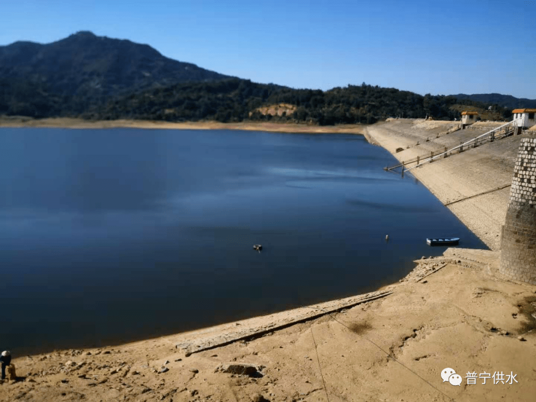 揭阳这个地方停水多天有人将鱼缸的水抽干用来冲厕所