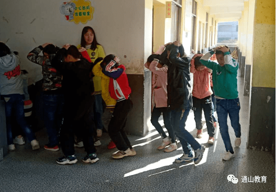 大路神堂小学:成功举行地震逃生疏散演练