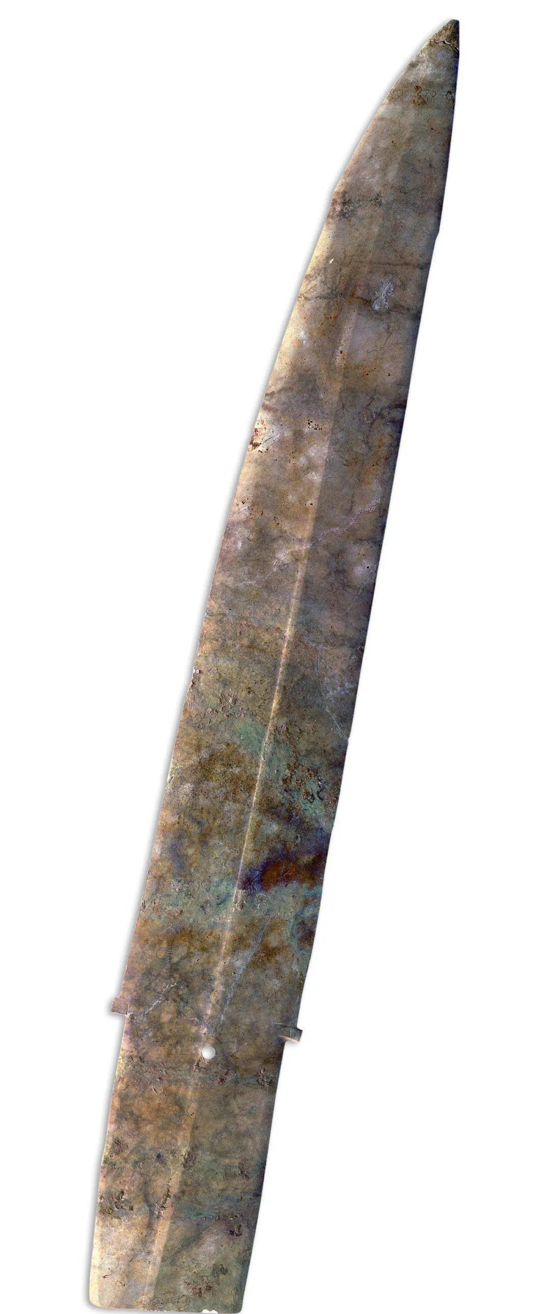 大玉戈出土于天门石家河文化遗址,距今4200至4000年,其面庞写实,纵目