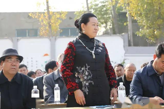 浚县千年古村百年校庆女名人感恩母校献爱心