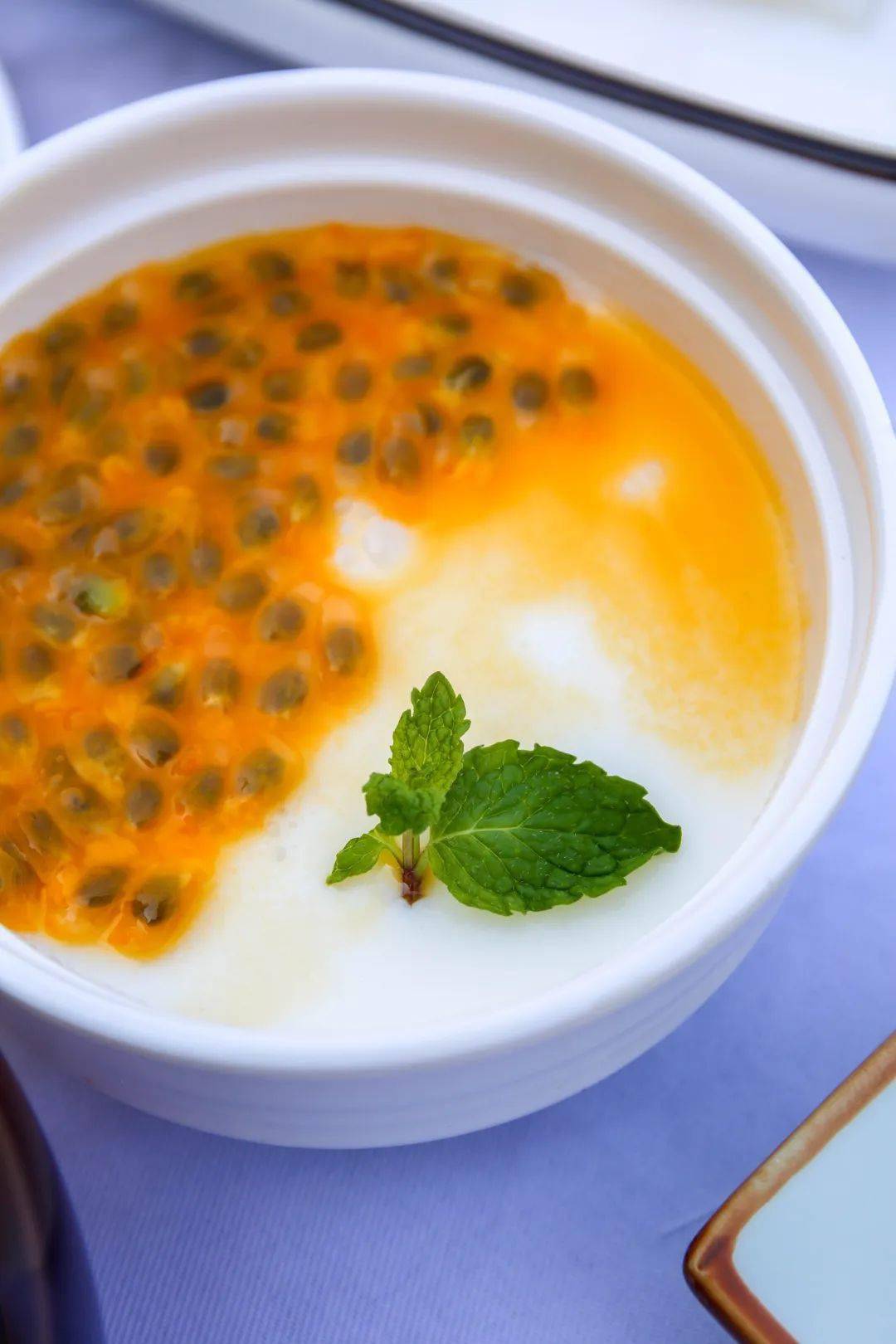 口感顺滑q弹,奶香浓郁四溢,百香果酸甜口味和嫩滑的双皮奶结合,不愧是