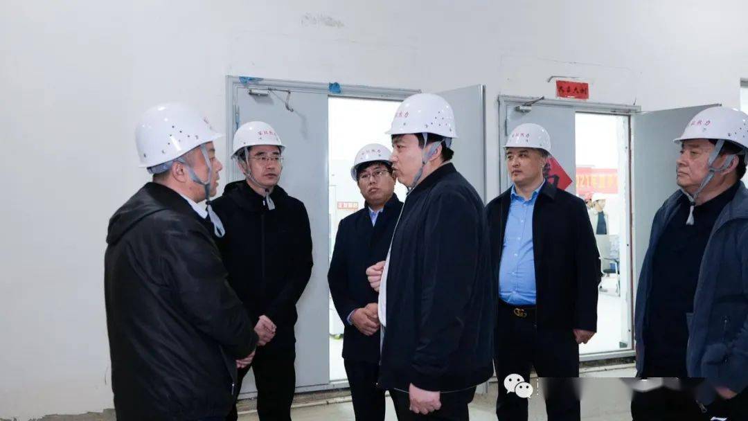 政府副县长邵天福带领综合行政执法局相关部门和人员来到现场,为集中