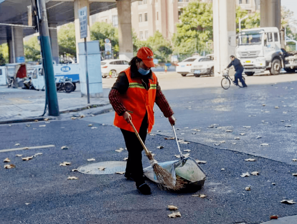 深秋时节落叶黄 环卫工人清扫忙