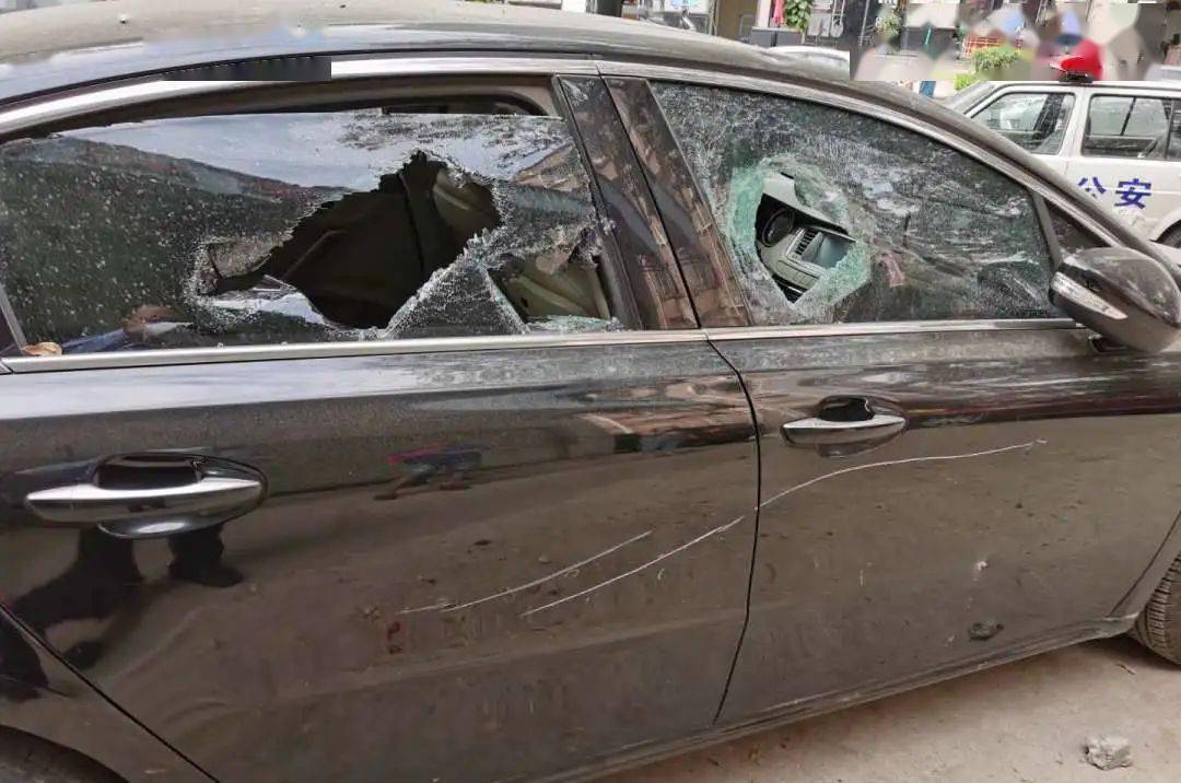 无语东莞一男子与女友吵架后狂砸车车不是自己的