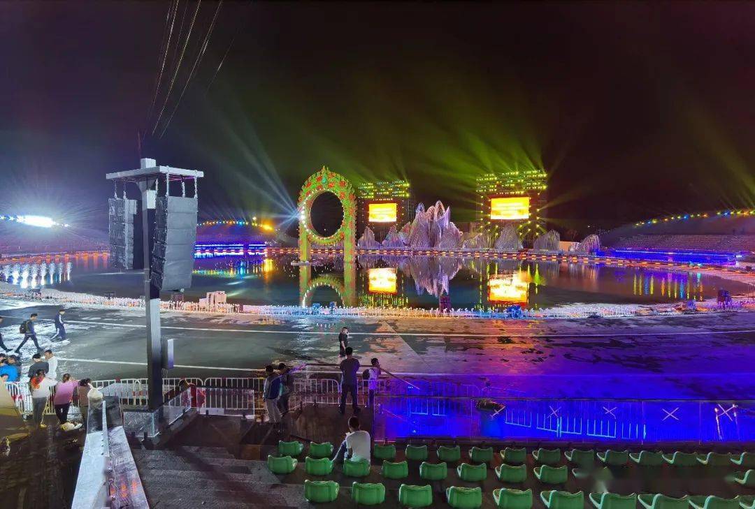 超大型梦幻喷泉巡游表演寻梦莲花湾打造声光电震撼体验