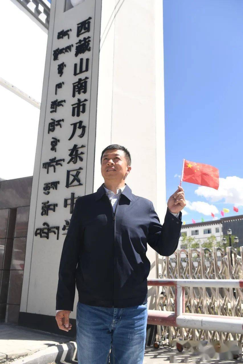 杨丰铭在乃东区中学门口留影.