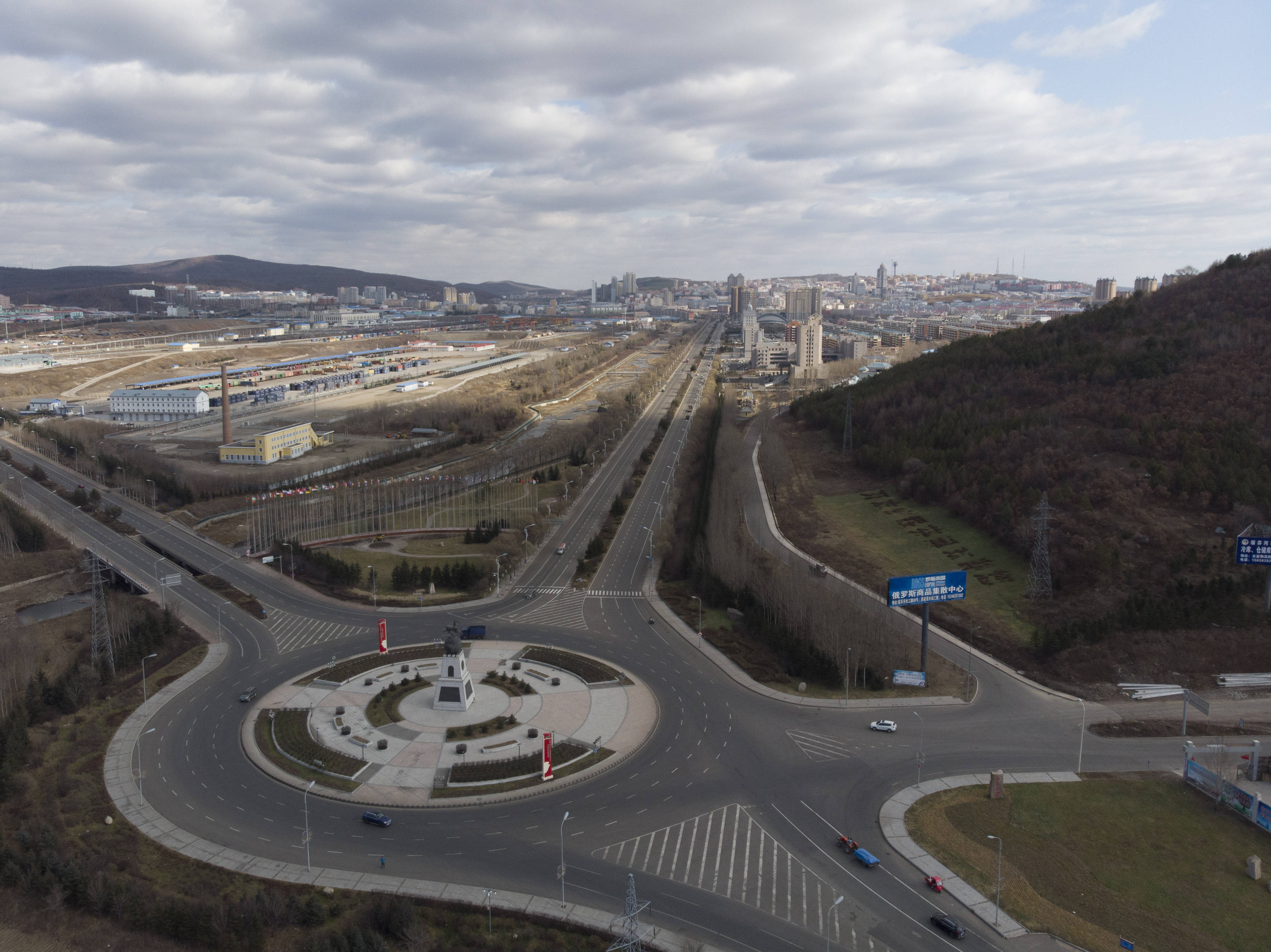 在绥芬河市东隆木业有限责任公司生产车间内,工人在进