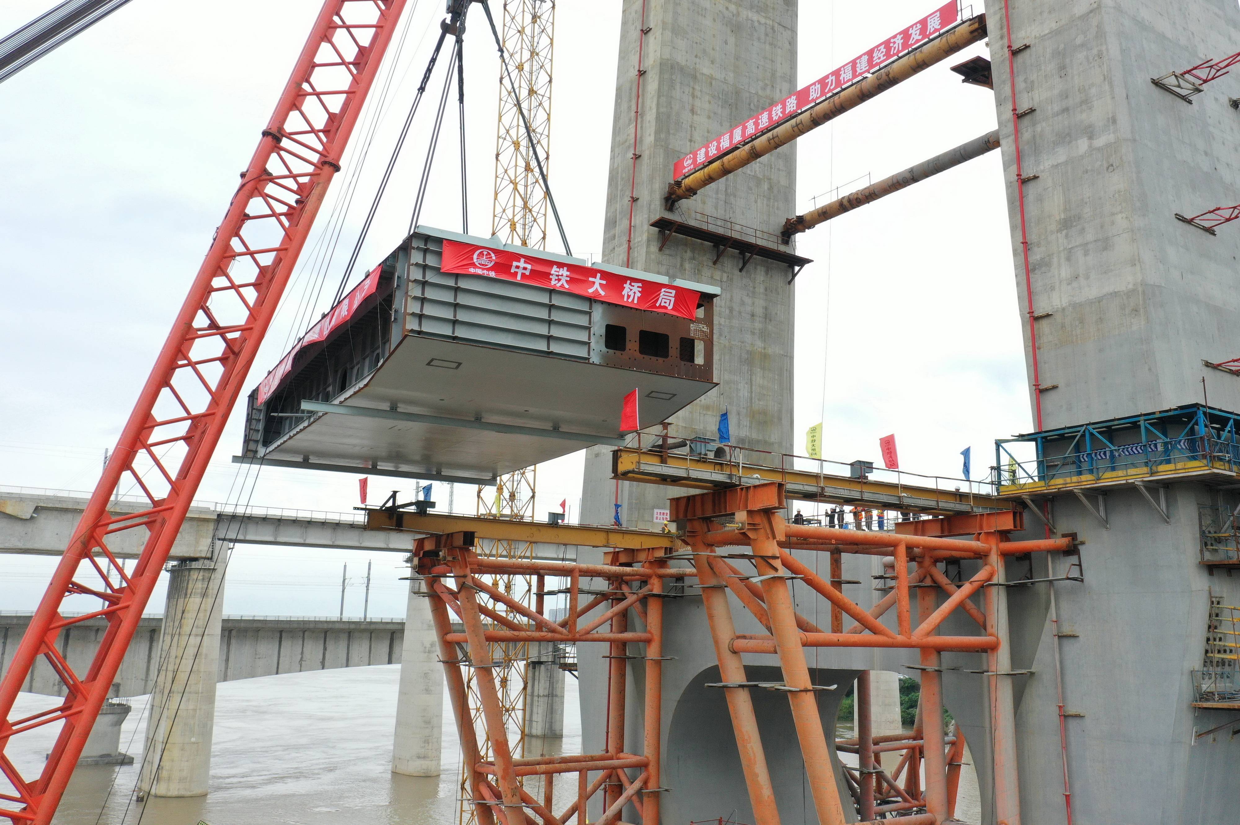 新建福厦铁路乌龙江大桥首榀钢箱梁架设成功