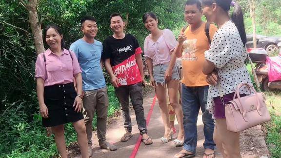 灵山几个网红聚在一起喝大哥老的喜酒小玲看到二胖笑得最开心了