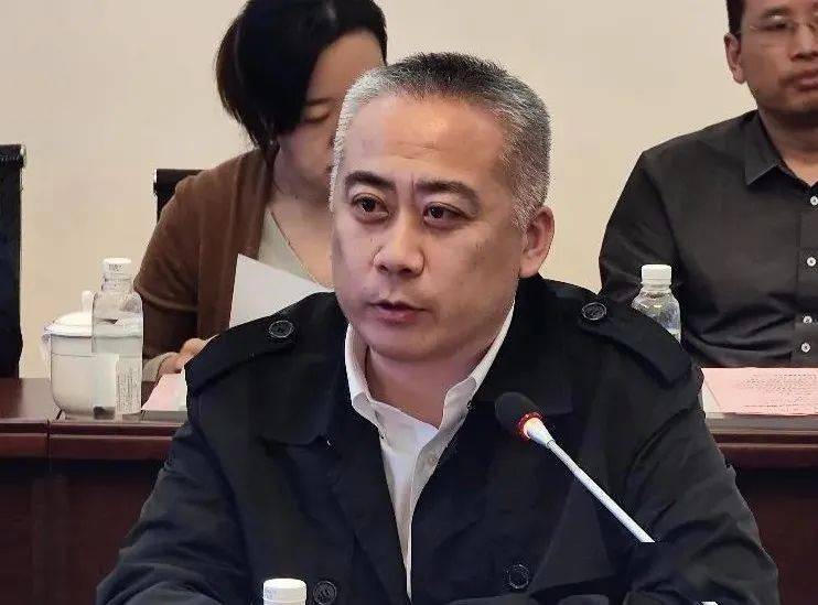 周宇辉副局长敬静书记会后,崔丽委员亲切慰问了到会志愿者代表,并与