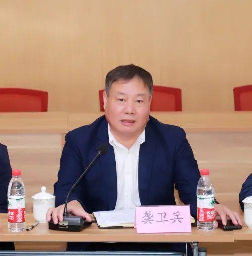 龚卫兵指出,当前首要任务是深入学习贯彻十九届五中全会精神.