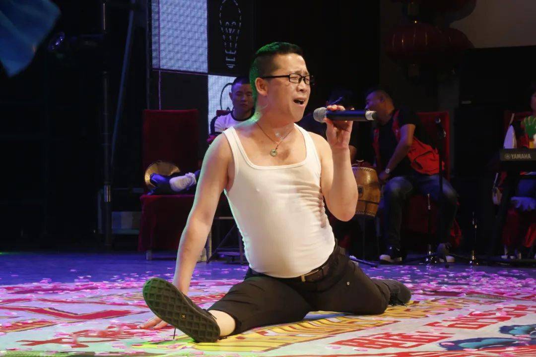 明晚,董事长吕大雁师弟"放驴小子"于小飞回报亲情演出,演绎不一样的