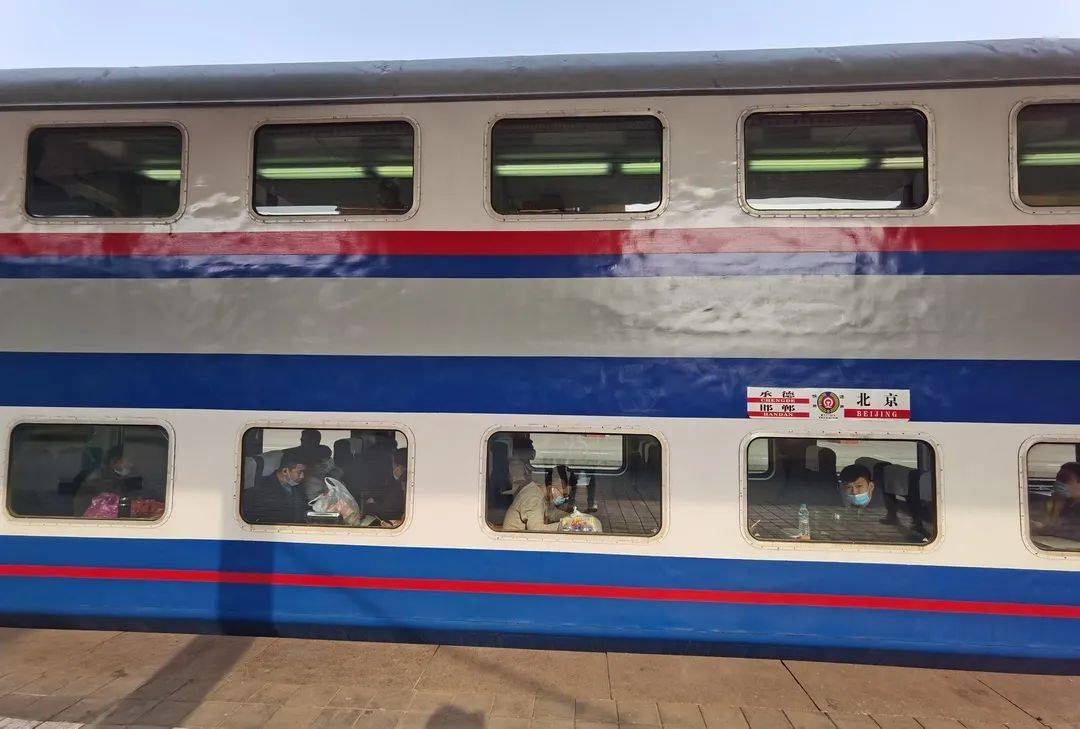 的车厢 据说是与蓝白色隔天一换 约上三两好友 一起乘双层火车出游吧