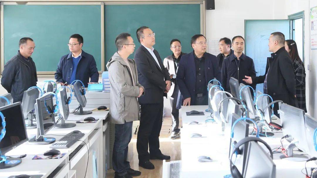 11月11日,陕西省教育工委委员,省教育厅副厅长刘宝平一行来我县督导