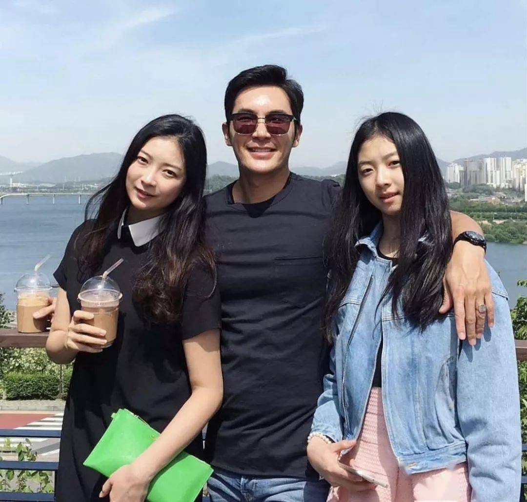 大女儿今年27岁二女儿今年24岁一家四口出街回头率爆表这一家子的大