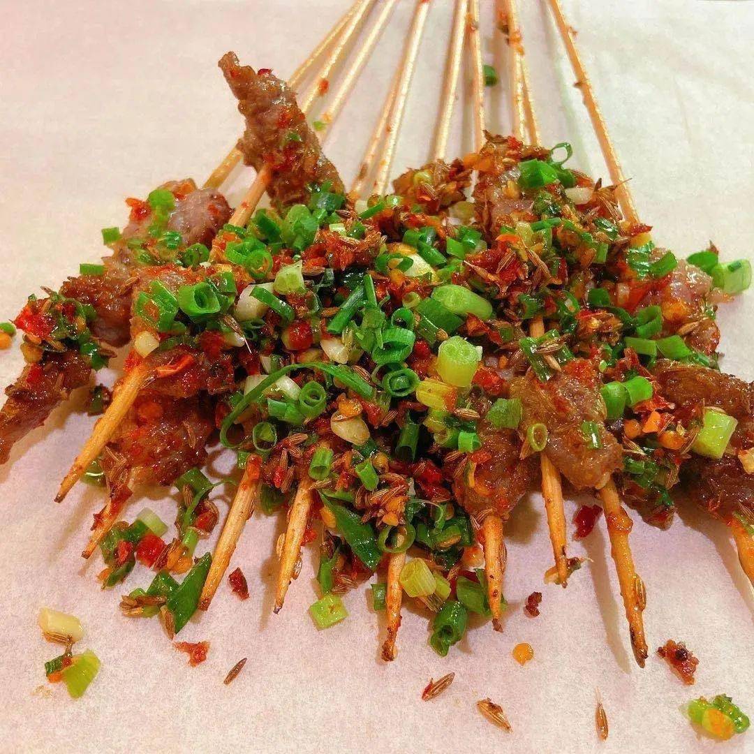 烤制后,鸡中有蒜香 蒜中有鸡香,相得益彰 大蒜粉糯不辣口,鸡肉嫩滑