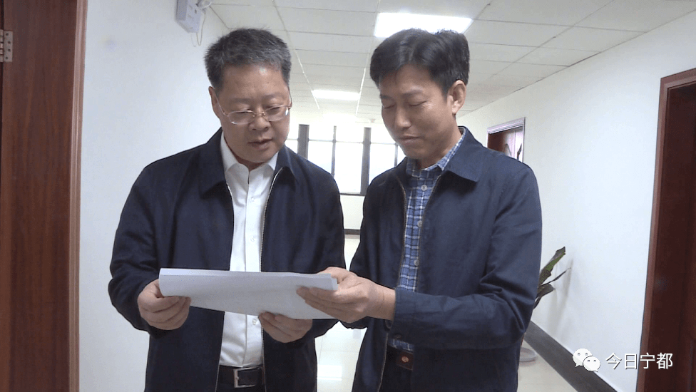 宁都县委书记邱建军参加人口普查登记