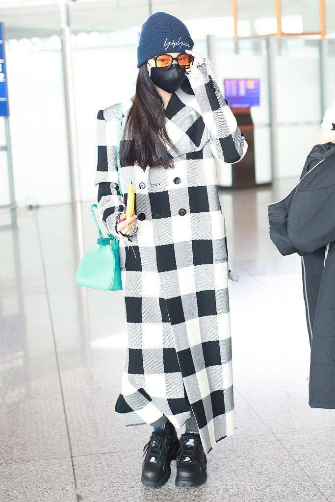 范冰冰黑白格纹大衣简约清新 "非主流"厚底鞋潇洒穿出潮味