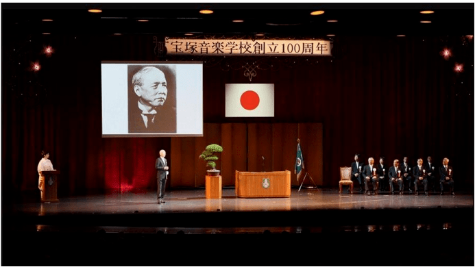 但同时也限定了宝冢歌剧团的招收方向,即宝冢只在自家学校招收毕业生