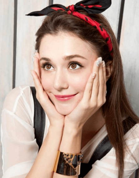 克里斯汀本名叫做拉瑞莎-巴库洛娃,1985年出生在乌克兰,具有乌克兰和