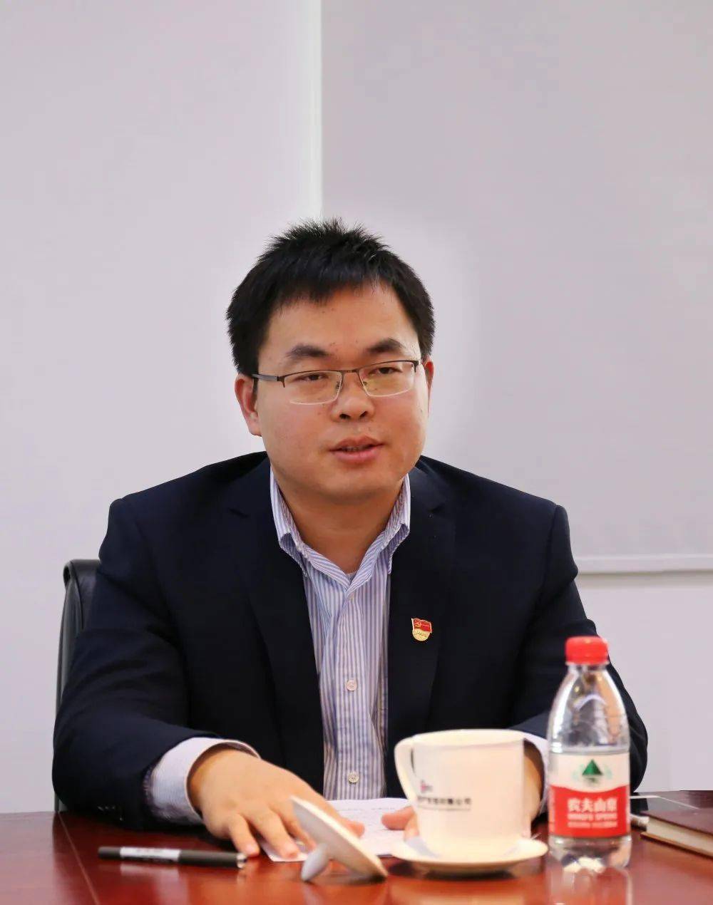 公司党委书记杨元辉主持会议,他强调:一是严格落实此