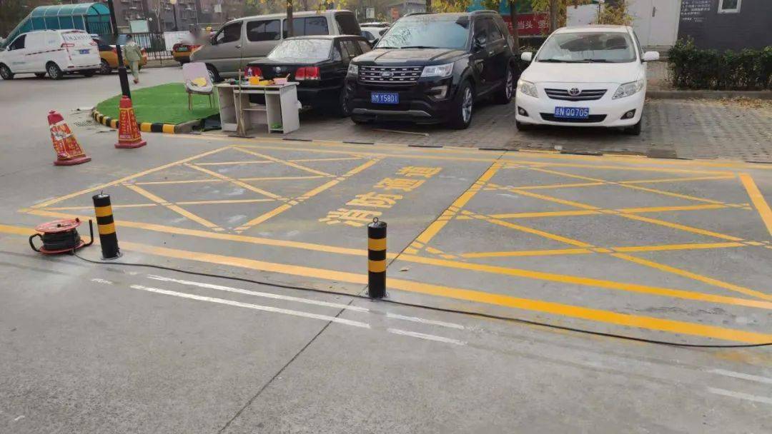 围墙上彩旗招展,色彩鲜艳道路上,画上了清晰的指引线花池中,杂草