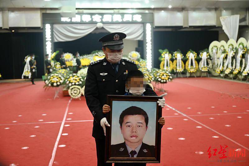 禁毒民警周钱遗体告别仪式:巨大的遗像把8岁儿子的身躯淹没