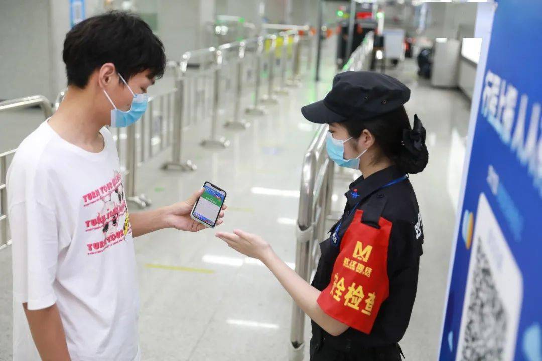 安检机,手持探测仪就是我工作的好伙伴安检机"滴滴"作响日均过客数