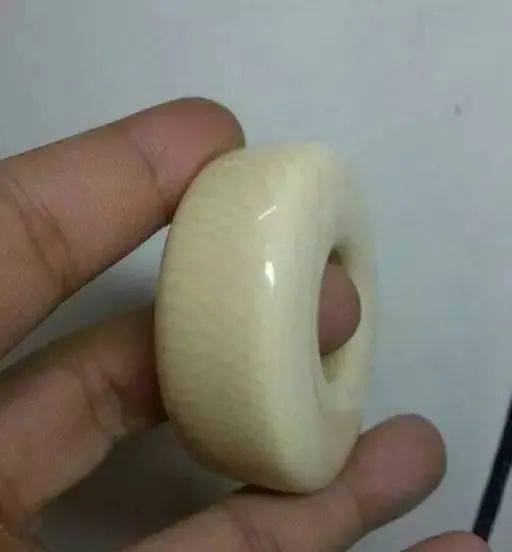 另外由于有机质成分较高,使得血牙相对普通象牙,较不容易发生"开片"