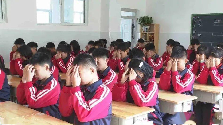 课间操是学校素质教育的重要环节,巨野县彭泽中学的课间操活动内容