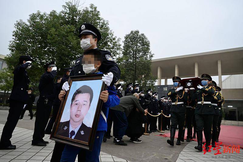 禁毒民警周钱遗体告别仪式:巨大的遗像把8岁儿子的身躯淹没