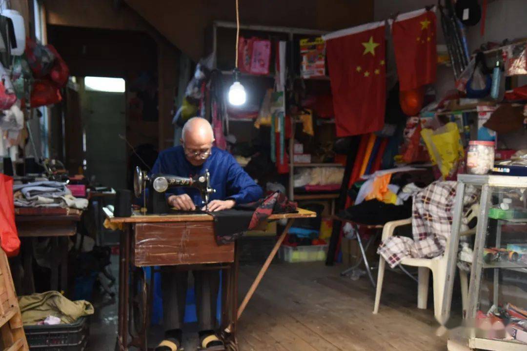 中墩的"一条街"就是戏台宫前的老街,以前铺设的红石板是从官山岛开凿