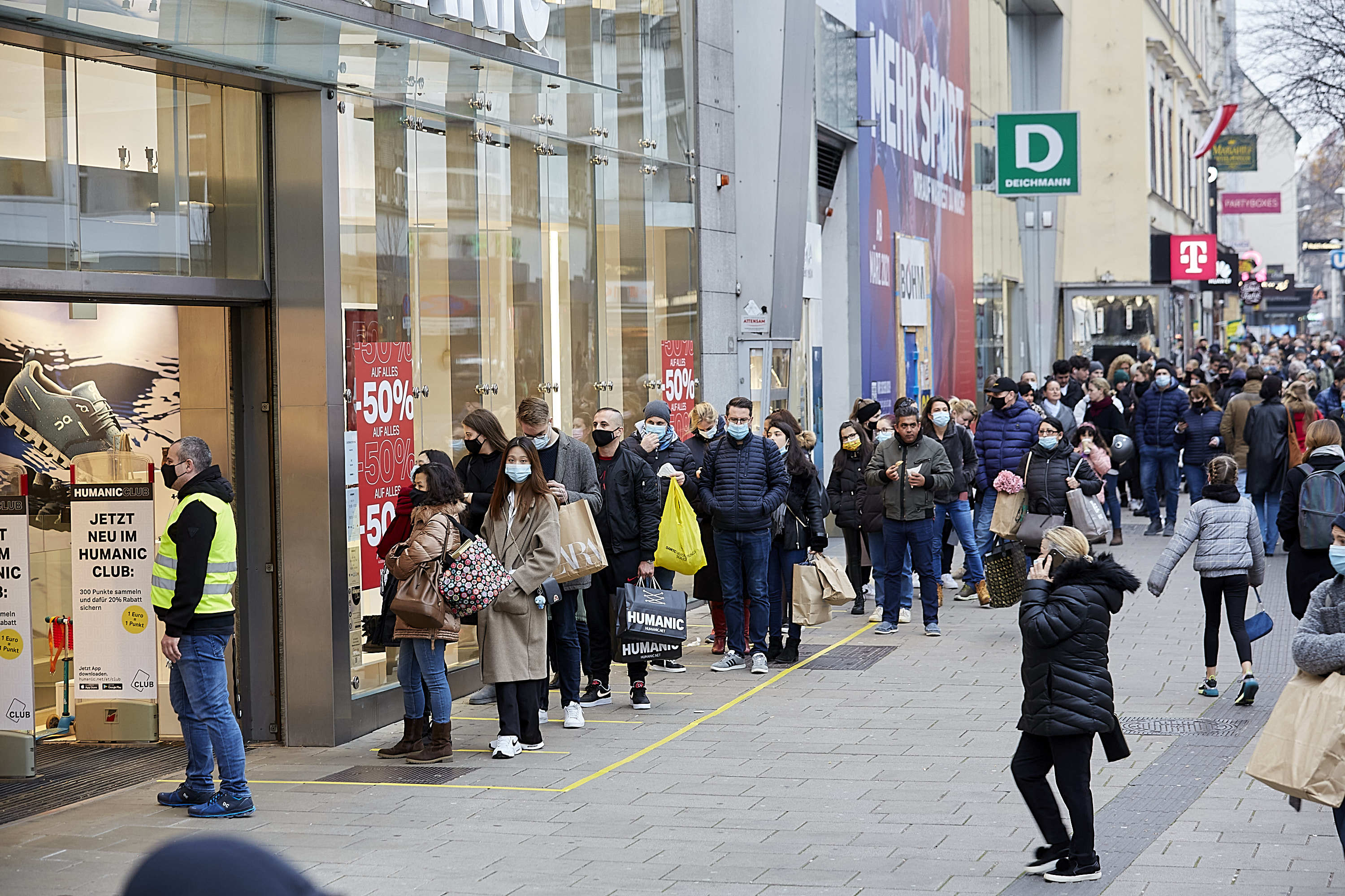 奥地利:"封锁"措施前 民众扎堆购物