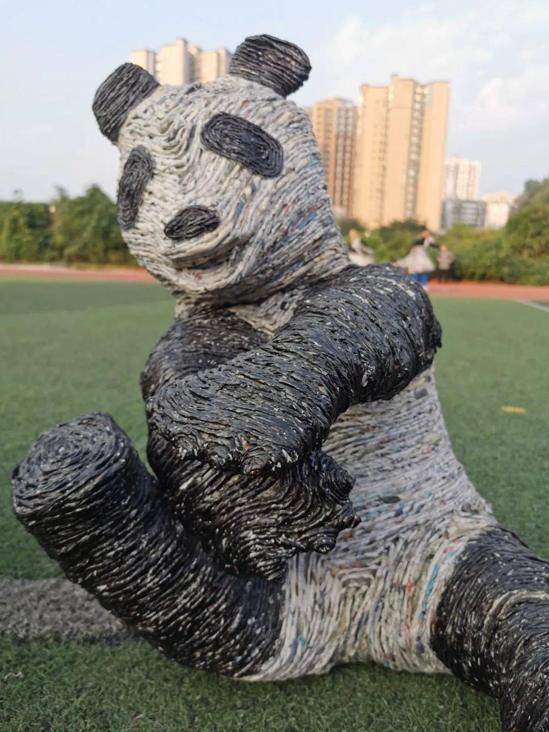 超越想象这些居然是小学生用旧报纸做出来的